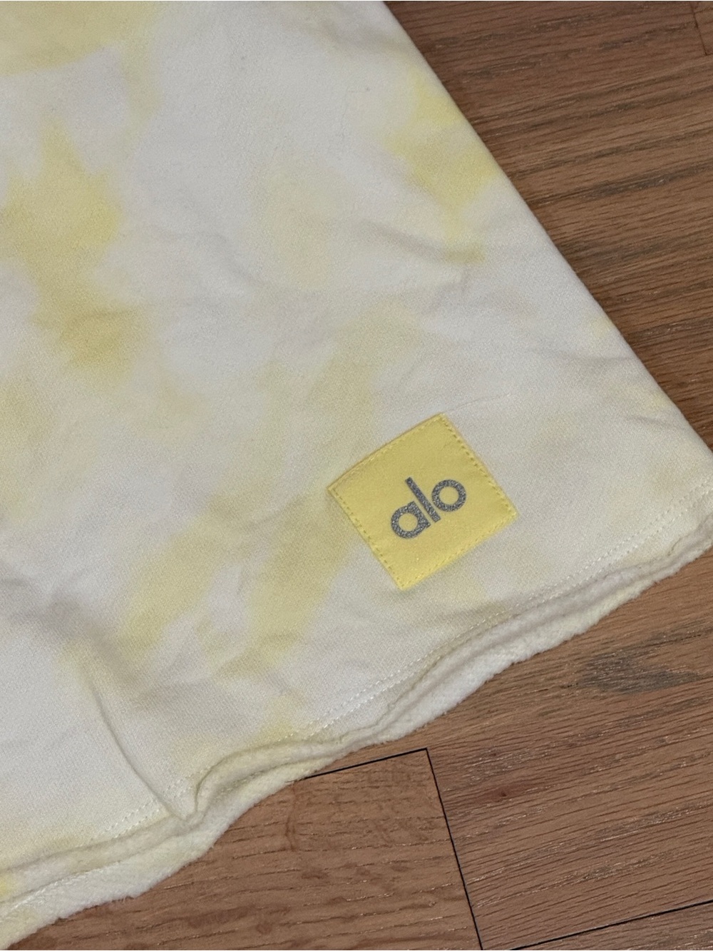 LIKE NEW ALO Yoga Tie-Dye Gym Sweat Short, Buttercup/White Tie-Dye, Size Medium - Picture 3 of 6